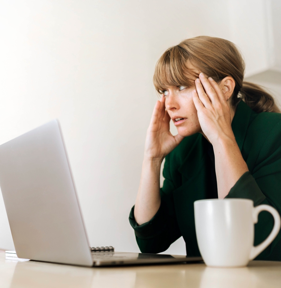 Personne réfléchissant